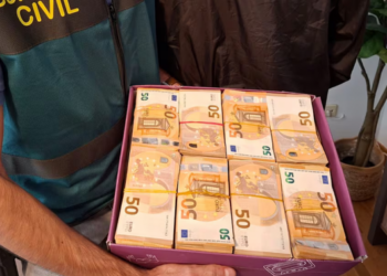 Spanjë/ Sekuestrohen 1 mln euro të fshehura në kuti këpucësh poshtë krevatit, arrestohen dy vëllezërit e lidhur me mafien shqiptare të Dubait