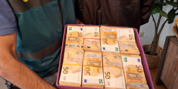 Spanjë/ Sekuestrohen 1 mln euro të fshehura në kuti këpucësh poshtë krevatit, arrestohen dy vëllezërit e lidhur me mafien shqiptare të Dubait