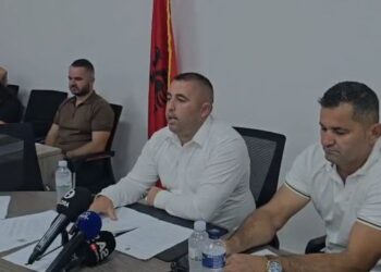 Mbledhje në Bashkinë e Selenicës/ Kryebashkiaku Bellaj kundërshton shkrirjen me Vlorën