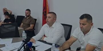 Mbledhje në Bashkinë e Selenicës/ Kryebashkiaku Bellaj kundërshton shkrirjen me Vlorën