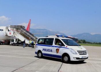 Dënime për plagosje dhe vjedhje, Interpol Tirana ekstradon dy të kërkuar nga Britania dhe Greqia