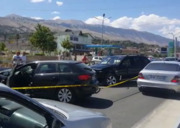 Plagosen 4 të rinj në Gjirokastër nga përplasja e dy automjeteve