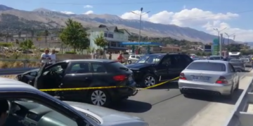 Plagosen 4 të rinj në Gjirokastër nga përplasja e dy automjeteve