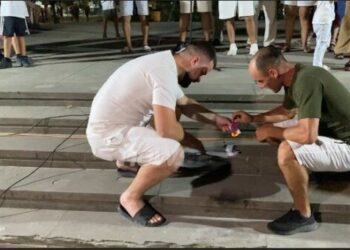 Divjaka kundër bashkimit me Lushnjën, djegin teserat e PS: Mos na prekni identitetin!