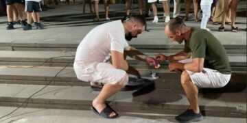 Divjaka kundër bashkimit me Lushnjën, djegin teserat e PS: Mos na prekni identitetin!
