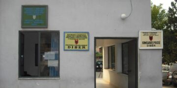 Dramë në familjen dibrane/ Xhaxhai i dhunon nënën, djali i saj reagon me pistoletë, ndërhyn policia