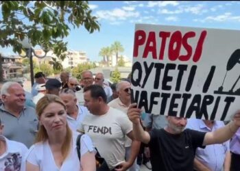 Harta e re/ Qytetarët e Patosit dhe Rrogozhinës në protestë, Këshillat e Libohovës dhe të Klosit kundër shkrirjes së bashkive!