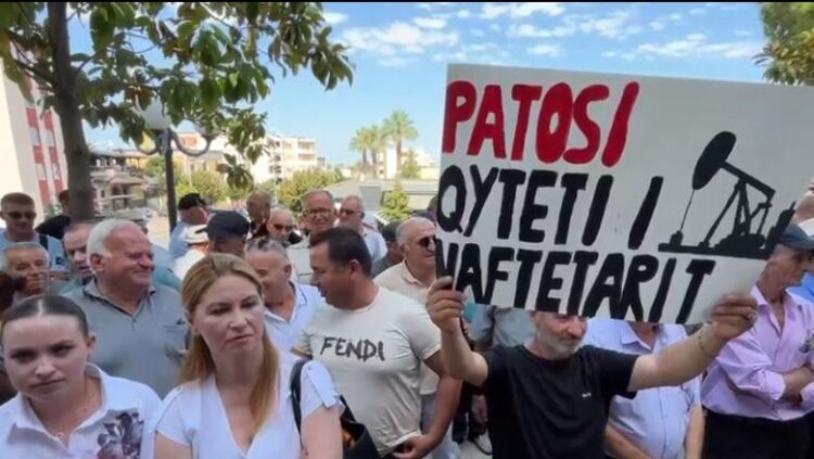 Harta e re/ Qytetarët e Patosit dhe Rrogozhinës në protestë, Këshillat e Libohovës dhe të Klosit kundër shkrirjes së bashkive!