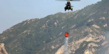 Krujë/ Dy vatra zjarri vazhdojnë akoma mbi lagjen Abaze, Rama poston video me turistë