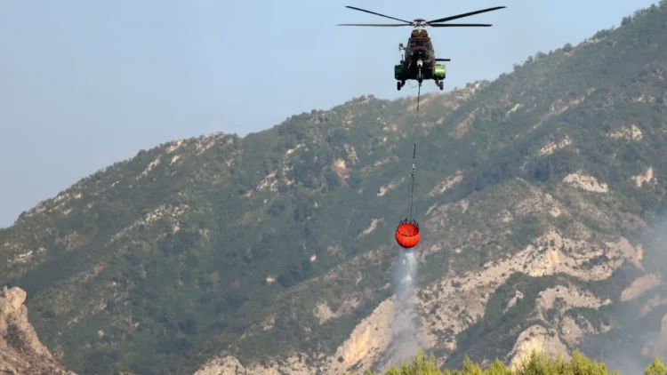 Krujë/ Dy vatra zjarri vazhdojnë akoma mbi lagjen Abaze, Rama poston video me turistë
