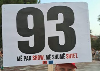 “Qeveria nuk është reklamë”, qytetarët me mesazhe pikante: Më pak show, më shumë shtet!