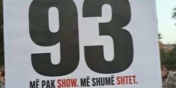 “Qeveria nuk është reklamë”, qytetarët me mesazhe pikante: Më pak show, më shumë shtet!