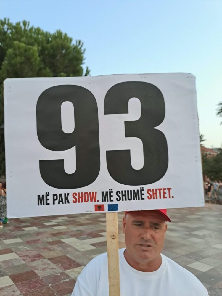 “Qeveria nuk është reklamë”, qytetarët me mesazhe pikante: Më pak show, më shumë shtet!