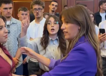 Tensione në Kuvend, deputetët e PDK-së dhe Aleancës përplasen me të VV-së