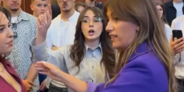 Tensione në Kuvend, deputetët e PDK-së dhe Aleancës përplasen me të VV-së