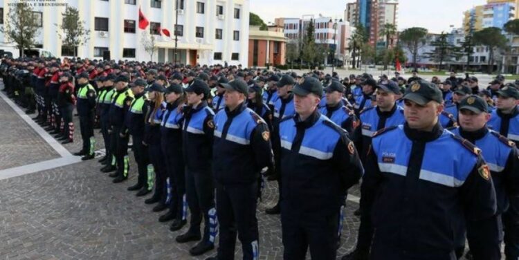 Hyn në fuqi ligji i ri për Policinë e Shtetit: Ndryshimet, nga sistemi i gradave dhe emërimet tek rikthimi i Postës së Policisë