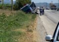 U përplas me autobusin, kamionçina përfundoi në kanal, pasagjerët në panik dalin në rrugë