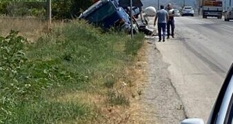 U përplas me autobusin, kamionçina përfundoi në kanal, pasagjerët në panik dalin në rrugë