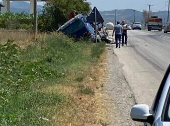 U përplas me autobusin, kamionçina përfundoi në kanal, pasagjerët në panik dalin në rrugë