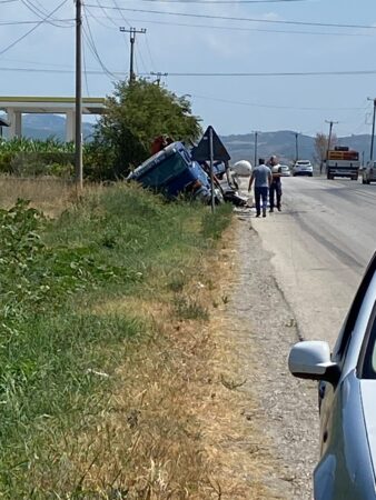U përplas me autobusin, kamionçina përfundoi në kanal, pasagjerët në panik dalin në rrugë