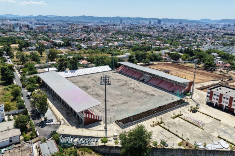 FSHF vijon investimet në “Arena e Demave”, avancojnë punimet për bazamentin dhe sistemin e vaditjes së fushës