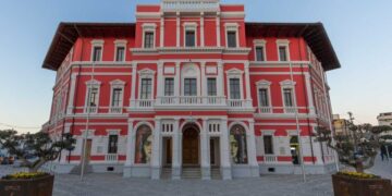 Bashkia Vlorë, më shumë para për ushqimin e qenve sesa për banesat e të varfërve