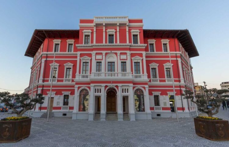 Bashkia Vlorë, më shumë para për ushqimin e qenve sesa për banesat e të varfërve