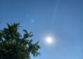 Moti sot, temperatura të larta, por edhe me reshje lokale