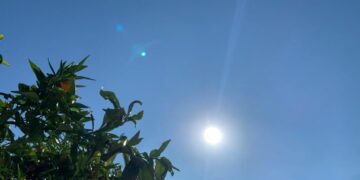 Moti sot, temperatura të larta, por edhe me reshje lokale