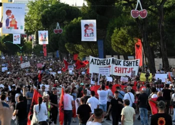 Mediat ndërkombëtare i bëjnë jehonë protestës: Shqiptarët vazhdojnë të kërkojnë dorëheqjen e panegociueshme të kryeministrit