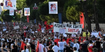 Mediat ndërkombëtare i bëjnë jehonë protestës: Shqiptarët vazhdojnë të kërkojnë dorëheqjen e panegociueshme të kryeministrit