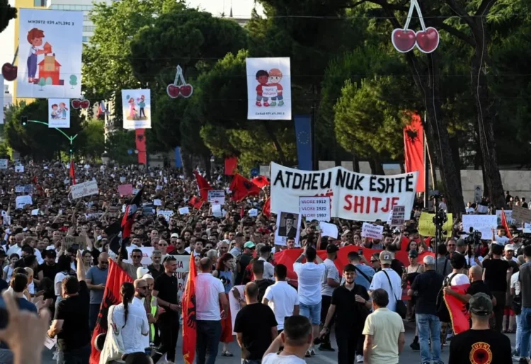 Mediat ndërkombëtare i bëjnë jehonë protestës: Shqiptarët vazhdojnë të kërkojnë dorëheqjen e panegociueshme të kryeministrit