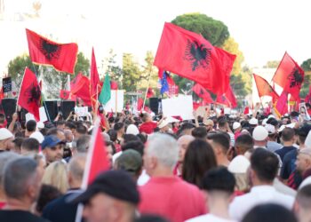 Vazhdon rezistenca qytetare/ Protesta kundër qeverisë sot në ditën e 93-të radhazi