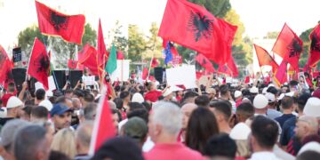 Vazhdon rezistenca qytetare/ Protesta kundër qeverisë sot në ditën e 93-të radhazi
