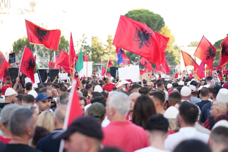 Vazhdon rezistenca qytetare/ Protesta kundër qeverisë sot në ditën e 93-të radhazi