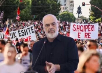 Protestat për hartën e re territoriale, Rama “shpërthen” ndaj socialistëve të revoltuar: Djegia e teserave të PS, akt i turpshëm!