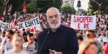 Protestat për hartën e re territoriale, Rama “shpërthen” ndaj socialistëve të revoltuar: Djegia e teserave të PS, akt i turpshëm!