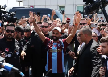 Salah pritet si ‘Faraon’ në Stamboll nga mijëra tifozë të Trabzonsporit