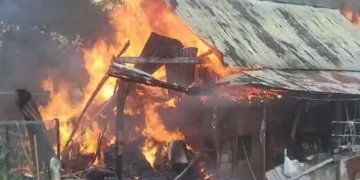 Digjet një magazinë në Bulqizë, flakët rrezikojnë edhe dy banesa pranë saj