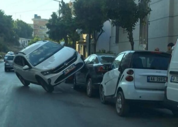 Sarandë, turisti humb kontrollin e mjetit dhe përplas makinat e parkuara