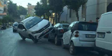 Sarandë, turisti humb kontrollin e mjetit dhe përplas makinat e parkuara