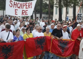 Tubimi përpara Kryeministrisë, protestuesi humb ndjenjat, kërkohet ndërhyrja e një mjeku