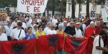Tubimi përpara Kryeministrisë, protestuesi humb ndjenjat, kërkohet ndërhyrja e një mjeku