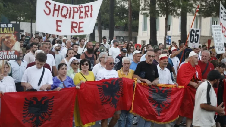 Tubimi përpara Kryeministrisë, protestuesi humb ndjenjat, kërkohet ndërhyrja e një mjeku