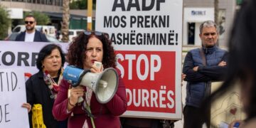 Rama tërhiqet nga TID pas protestave në Durrës, shfuqizon vendimin për rindërtime në lagjen historike