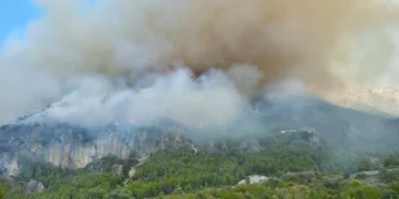 Flakët përfshijnë lagjen Abazaj në Krujë, rrezikohen banesat dhe bizneset, ndërhyrje nga toka e ajri