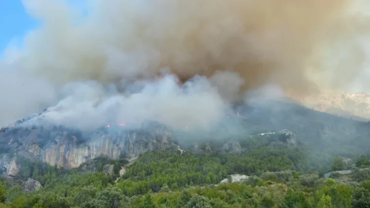 Flakët përfshijnë lagjen Abazaj në Krujë, rrezikohen banesat dhe bizneset, ndërhyrje nga toka e ajri