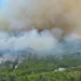Flakët përfshijnë lagjen Abazaj në Krujë, rrezikohen banesat dhe bizneset, ndërhyrje nga toka e ajri