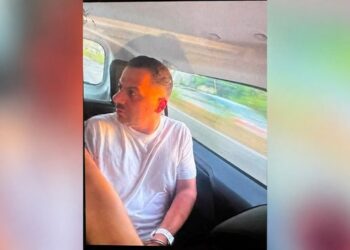 Me pranga në duar brenda makinës së policisë, pamja e Ergys Agasit pas arrestimit