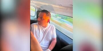 Me pranga në duar brenda makinës së policisë, pamja e Ergys Agasit pas arrestimit